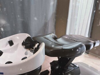 ヘアーステーション ヴェルデ(hair station Verde)の写真/【女性スタイリストによるマンツーマン施術】フルフラットのシャンプー台は格別です！極上のひと時を…。