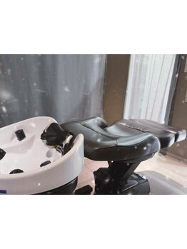 【女性スタイリストによるマンツーマン施術】フルフラットのシャンプー台は格別です！極上のひと時を…。