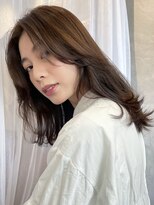レティ(lety)&nbsp;大人のミディアムヘアは「毛先ワンカール」で程よいトレンド感！