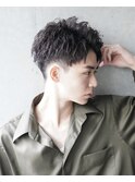 スーツ短髪ツーブロック束感モテる黒髪シークレットパーマ流行