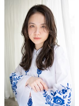 マグノリア オモテサンドウ(MAGNOLiA Omotesando) ウザバングが可愛い柔らかネビージュロング・・・HINATA