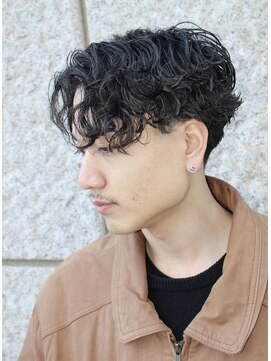 フランクスバーバー アンド ビアークラブ(FRANK'S BARBER and BEER CLUB) スパイラルミックスラルフカールセンターパート黒髪パーマ