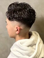 ディスイズバーバーサード(THIS IS BARBER 3rd)&nbsp;スキンフェード 束感 アップバング ニュアンスパーマ 20代