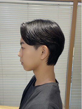 ネオリーブウリ 二子玉川店(Neolive uri) ブルーブラックフェザーパーマサーフカールセンターパート