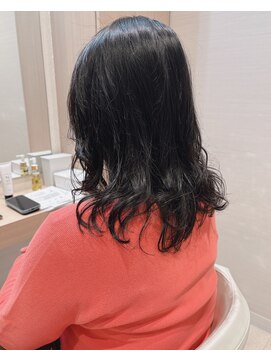 コーエン(cowen) 暗めカラーゆるふわミディアムレイヤー似合わせカット黒髪50代