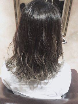 ユニーク(UniQ) 【UniQ 中平】外国人風グラデーションカラー×シルバーアッシュ