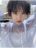 黒髪女子ショートパーマ