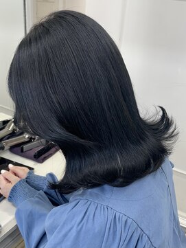 シーン(seen) 【くびれヘア×ブルーブラック】小顔カット　斜めバング