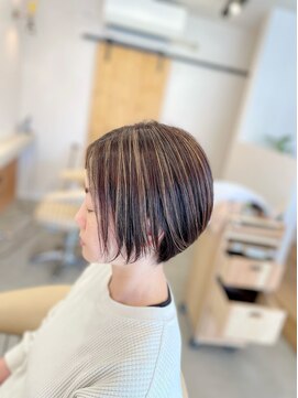 ザイエロー(THE YELLOW) ショートボブのハイライトカラー♪