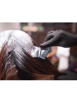 カラー後、必ずツヤを感じることができる、もちのいい白髪染め。1時間で-5歳の若々しいスタイルに♪