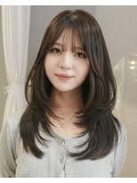 クム(kumu)&nbsp;透明感オリーブレイヤーカットで小顔美人へ