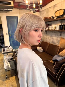 アデ オモテサンドウ(ade omotesando) ダブルカラーとボブをmixさせたホワイトブロンドスタイル