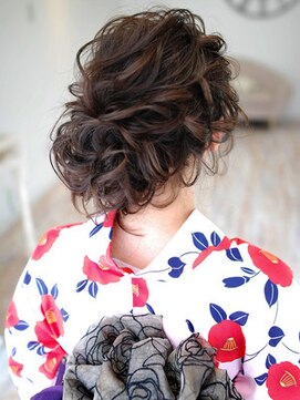 ゲッカビジン(GEKKABIJIN) ニュアンスで引き出したルーズなサイドアップ