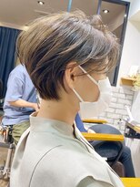 アヴァロン(AVALON) 大人ショートボブ、白髪ぼかしハイライト、丸みくびれ【BISA】