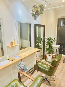 ムー(muu)の写真/4席の小さなプライベート空間。大型店が苦手な方にもオススメ！落ち着いた空間で癒しのサロンTimeを…。