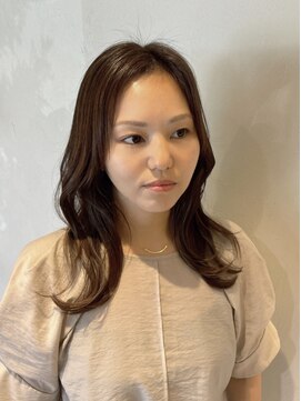 リベラル(liberal) 小顔レイヤー ミディアムスタイル くすみベージュ【20代/30代】