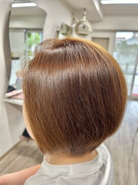 エミー グレイカラーです。ショートカット/白髪ぼかし/細めハイライト