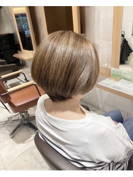 ビアンコ カーロ(Bianco caro)の写真/≪白髪を隠すから、活かすへ！≫艶と立体感で魅せる大人の上質カラー。白髪ぼかしで差がつく。