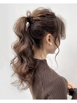 アイユー(ii+U) ポニーテール　アレンジ　ヘアセット　上品　ゆる巻き　アップ