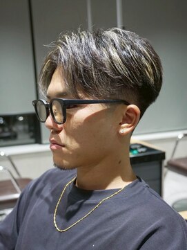 メッツ 原宿(METS) MEN‘S /センターパート×金メッシュ/フェード /短髪