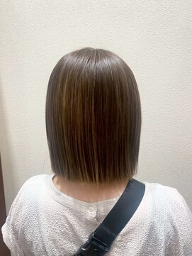 アクセ 大人可愛いハイライト×ブラウン小顔ナチュラル切りっぱなしボブ