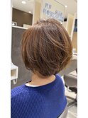 丸みショートボブ × 柔らかベージュブラウン