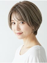 レヴィア(REVIA)&nbsp;白髪ぼかしハイライトブリーチショートボブ