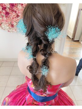 パリスパート2 洋装 編み込み 飾りに合わせた ツインテール ヘアアレンジ