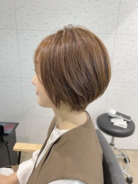 ビーヒアナウ N゜03 金沢駅西店(BE HERE NOW) 大人ショート×ミルクティーベージュ