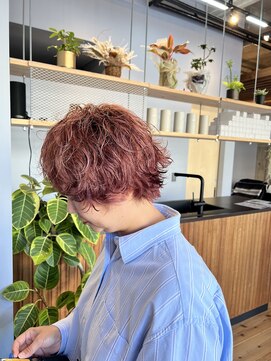 ピンクベージュ×ゆるパーマ大人ショート｜THINK AND