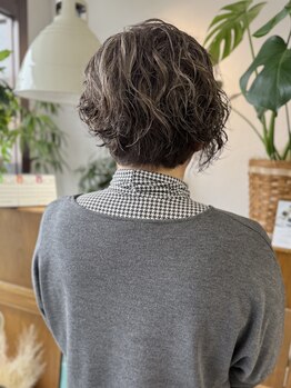 ムニ(MUNI)の写真/白髪は楽しむ時代♪あなたのイメージをカタチにする丁寧なカウンセリングが◎透明感と艶感のある仕上がりに