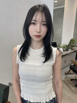 イル(ill) レイヤーカット 黒髪 地毛風カラー 顔周りカット 大須