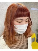 オレンジカラーには赤の前髪インナーカラーが可愛い！