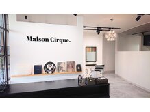メゾンシルク(Maison Cirque.)の雰囲気（デザイナーズ家具やアートが飾られた店内！）