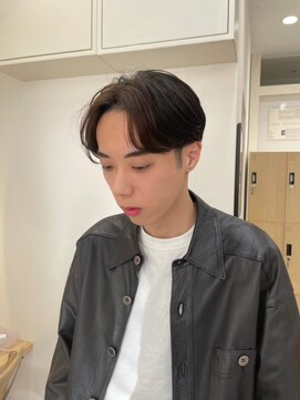 ハニー 町田(HONEY) 刈り上げセンターパート黒髪スーツニュアンスパーマ小顔