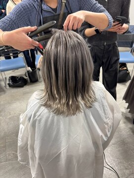 アイズ 本厚木(AIZU) シャドウルーツ ホワイトベージュ