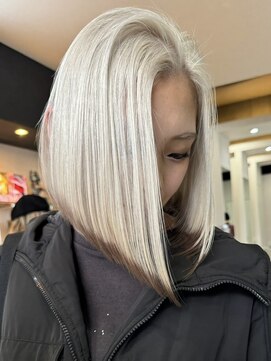 エイチ(H) xブリーチ/イメチェン/ホワイトブロンド/外ハネボブ/美髪/