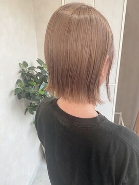 イルウィ(irwi) 【ブリーチカラー♪】ヘーゼルナッツベージュカラー　ボブ