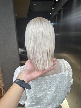 エン 栄店(enne) ホワイトブロンドボブ