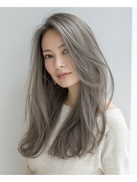 透明感シルバーアッシュの大人ロングヘアー