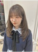 やわらかく透けるミルクティーグレージュ×レイヤーカット