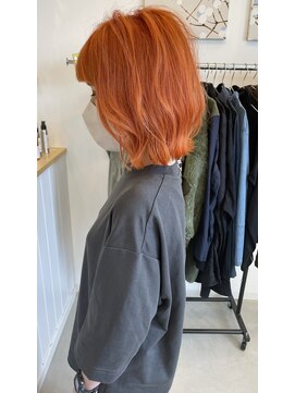 ジジ チーク 栃木(Gigi cheek) ブリーチ2回/ペールオレンジ/外ハネミディ