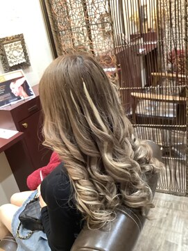 ドリーバンスアポロ 秦野 ハイトーンカラー／巻き髪／ホワイトグレージュ