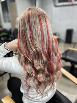 ワン(ONE) 透明感ベージュ×赤メッシュ