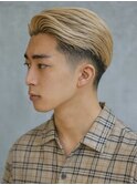 金髪ブリーチスタイリッシュ刈り上げ七三分けアップショート