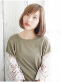 ハイトーングレージュのナチュラルボブスタイル