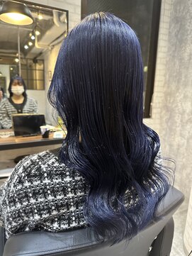 ジーナ 高槻(Zina) ネイビーブルー×ウェーブヘア