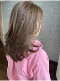 セミロングレイヤー×ベージュカラー