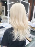 ホワイトブロンドでも美髪　ケアハイブリーチデザインカラー