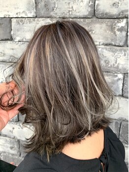 ラヴィエール(LAVIERE by R-EVOLUT)の写真/〈カット＋ハイライト＋トリートメント¥15500〉白髪ぼかしハイライトで脱白髪染め◎【柏/柏駅】